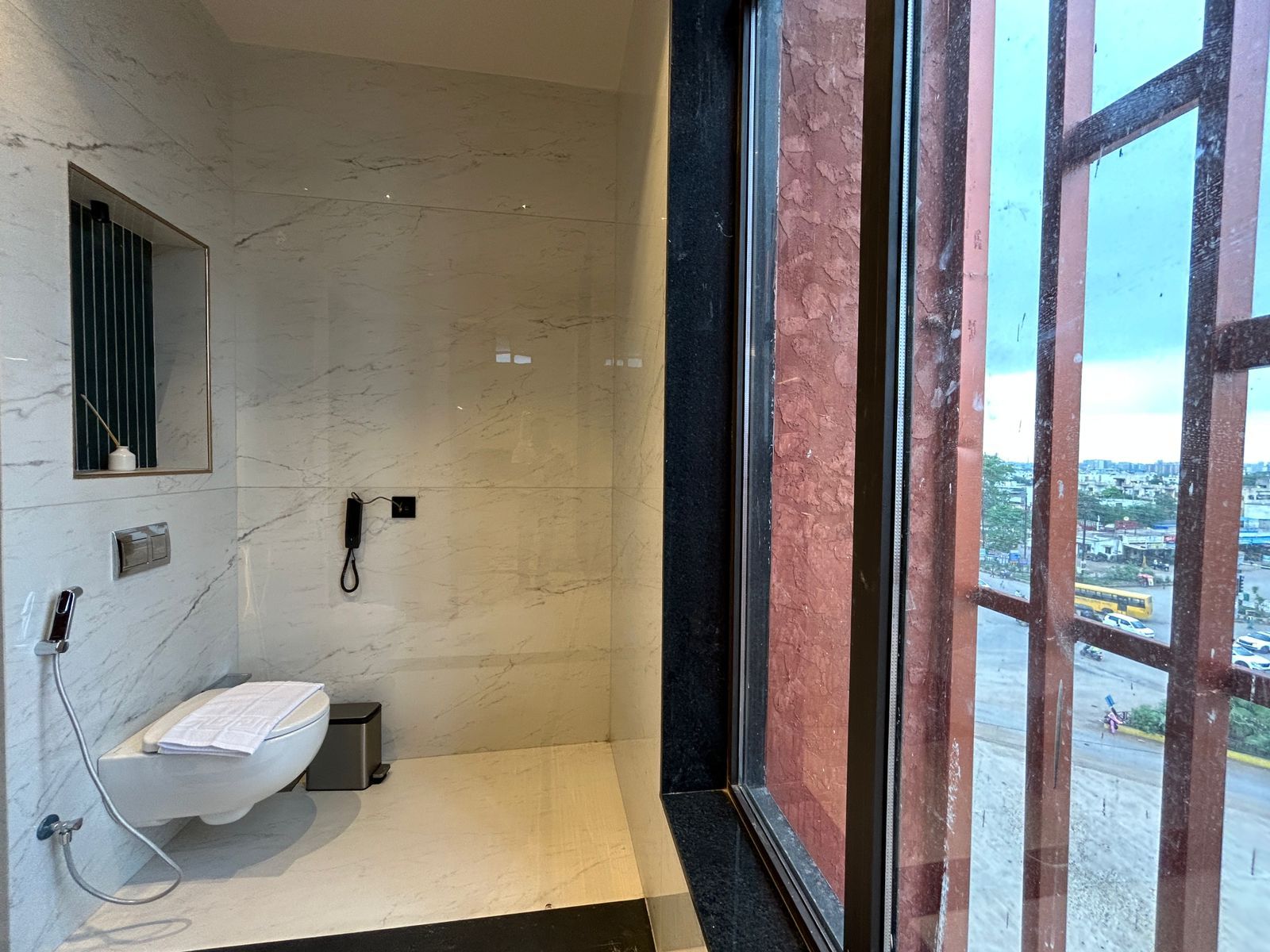 OMAYA SUITES Executive Suite King Bed City View Balcony 3