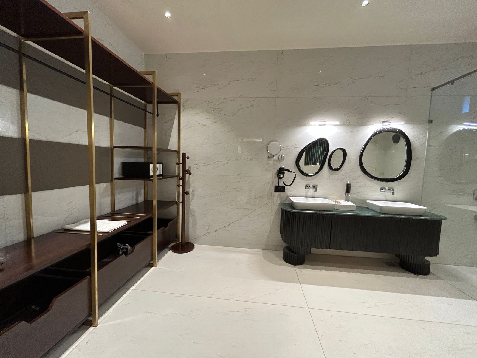 OMAYA SUITES Executive Suite King Bed City View Balcony 2