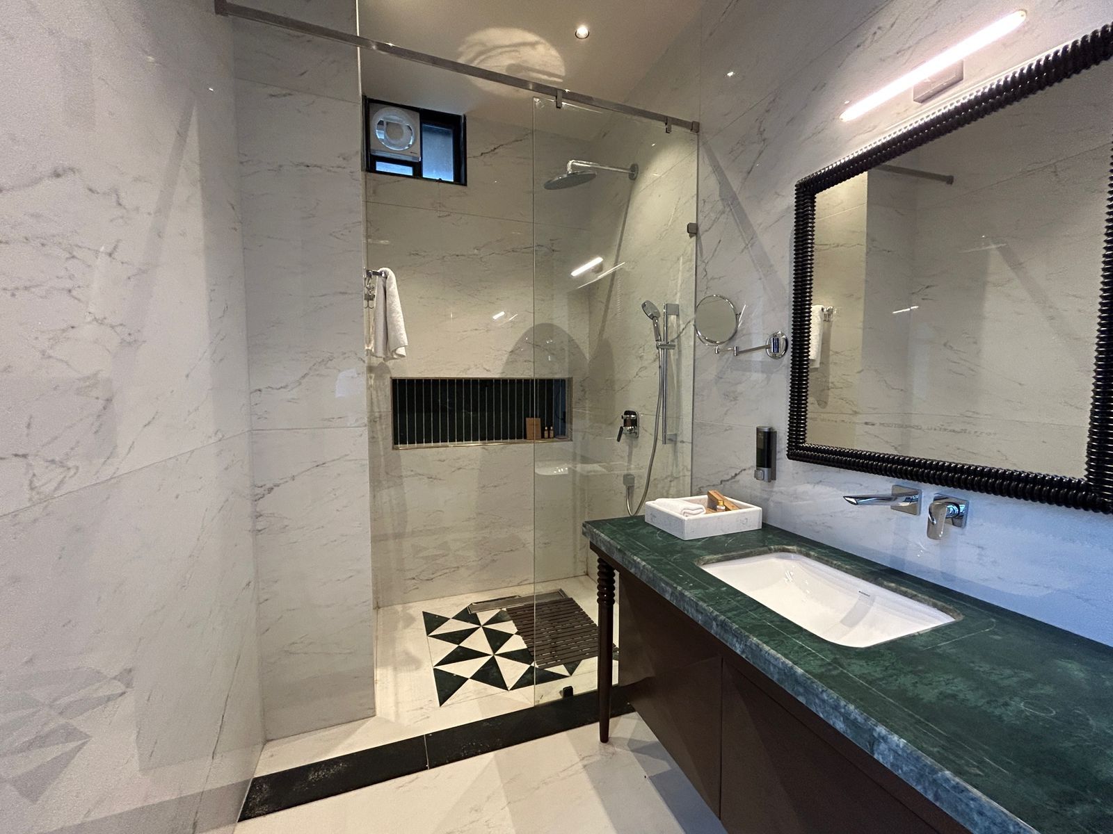 OMAYA SUITES Executive Suite King Bed City View Balcony 5