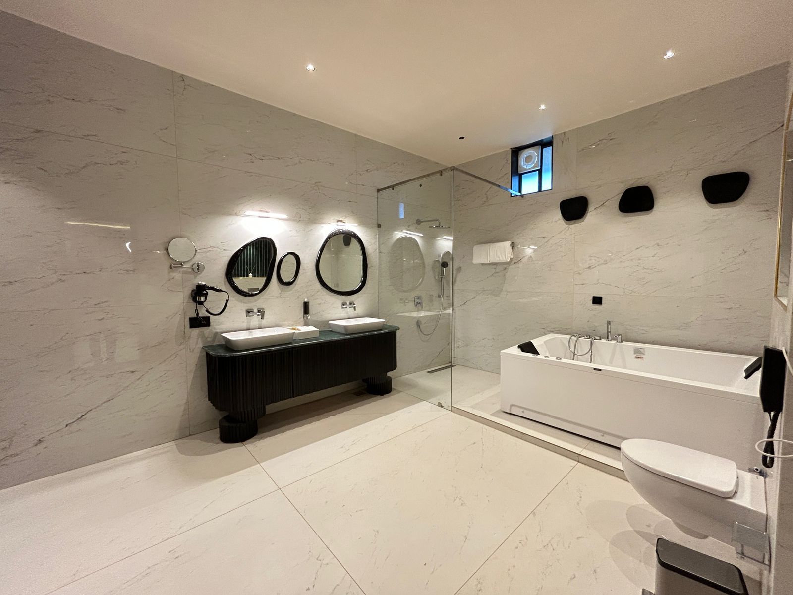 OMAYA SUITES Executive Suite King Bed City View Balcony 4