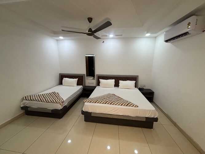 Hotel Shekhawati Resort Luxury Triple Room 2