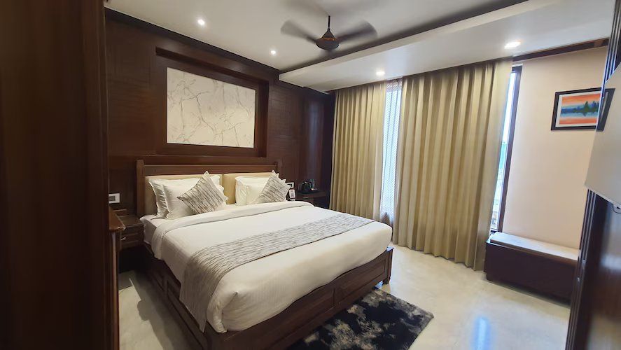 Hotel YKM Crown Premium Room 2