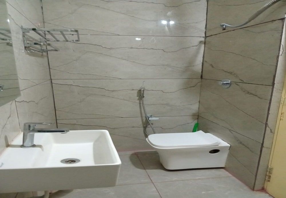 Grand Inn Deluxe Double Room 6