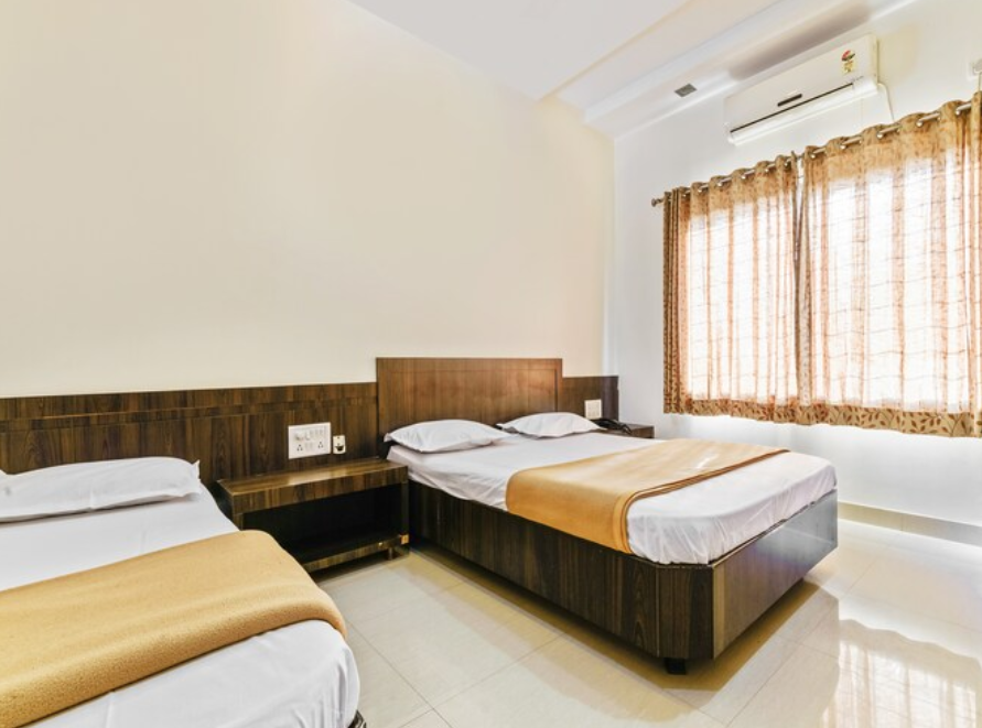 Deluxe 3 Bed AC Room