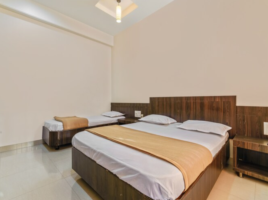 Deluxe 3 Bed AC Room