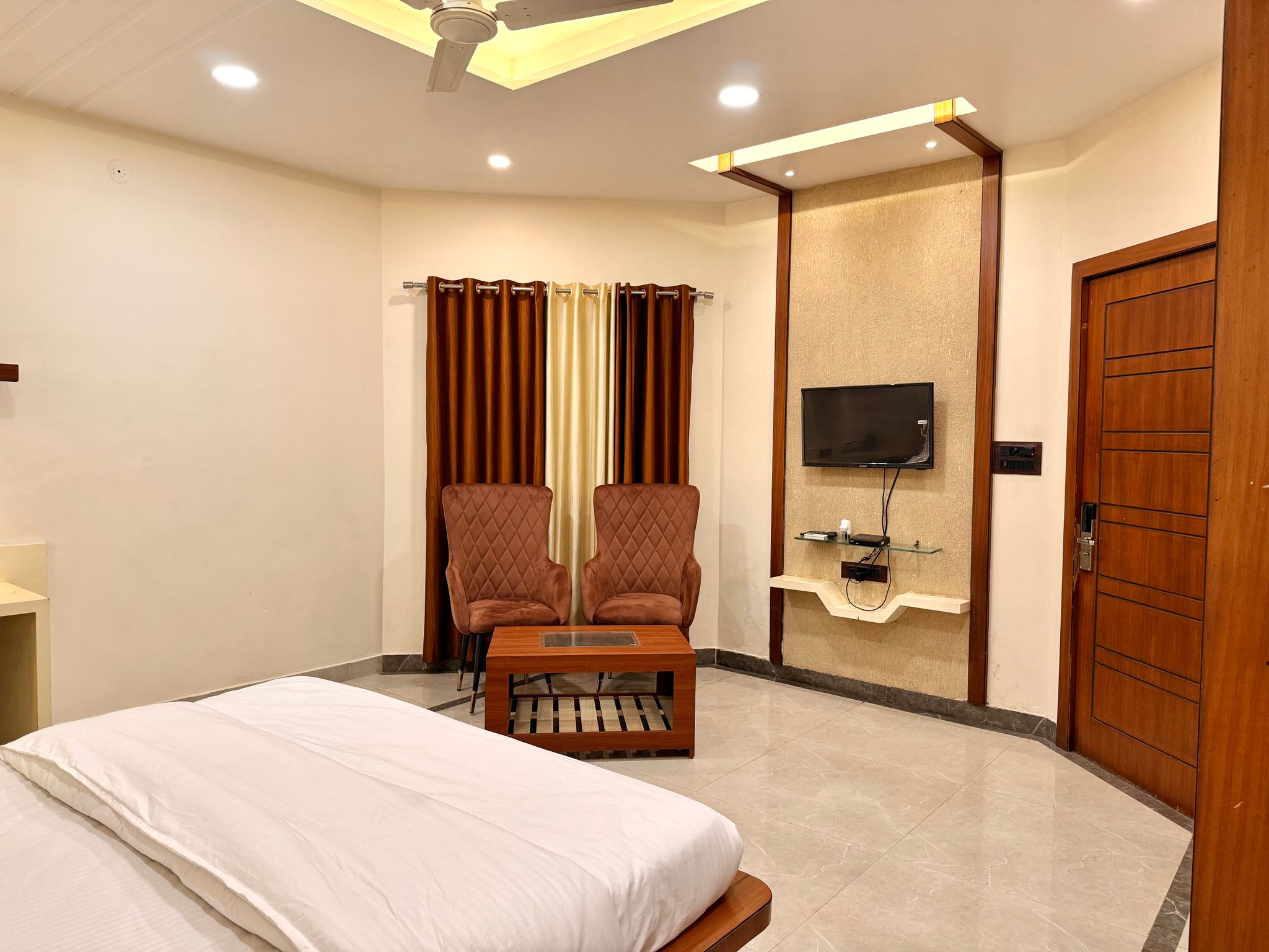 Krishnam Resort Deluxe room 6