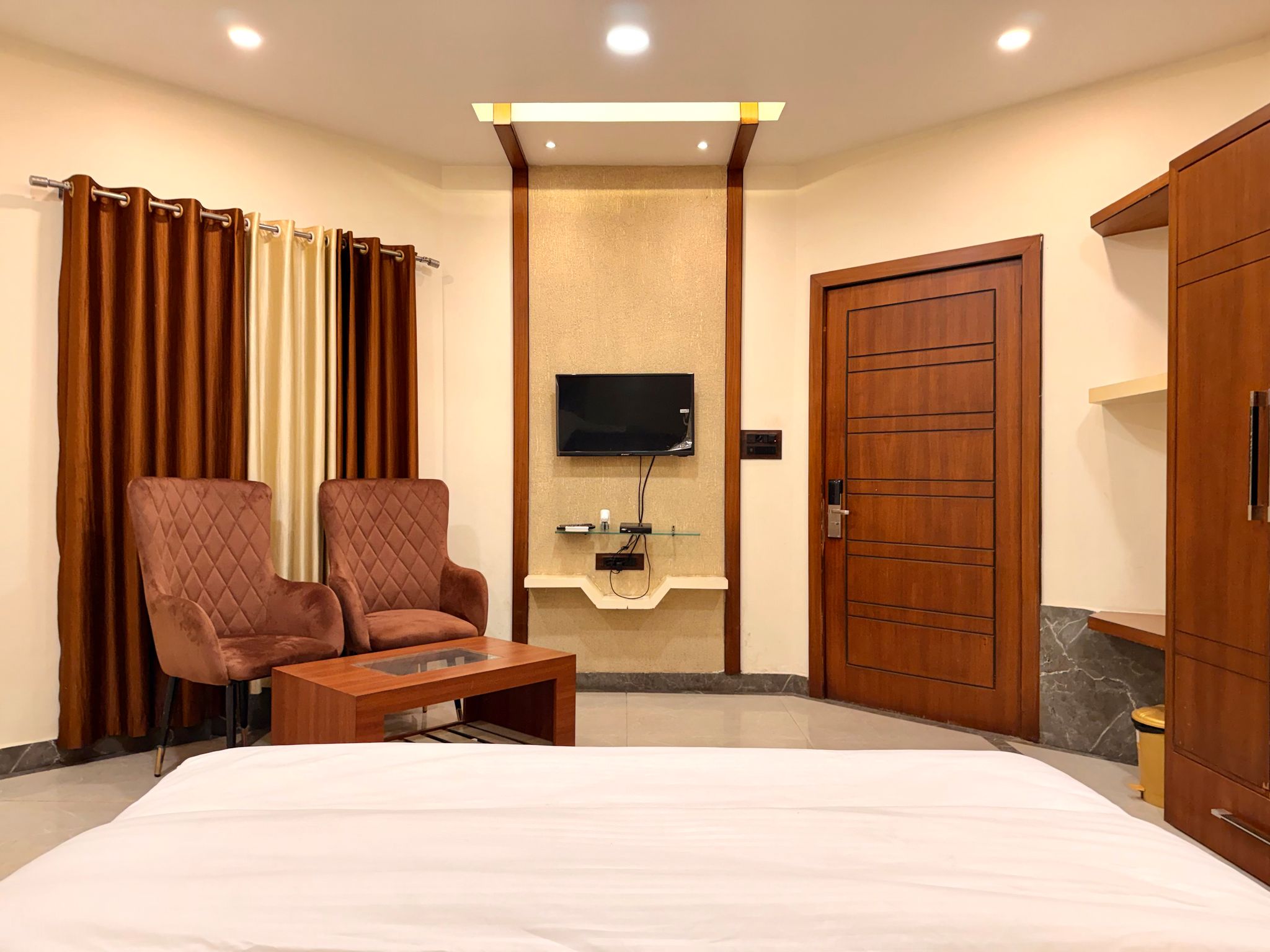 Krishnam Resort Deluxe room 4