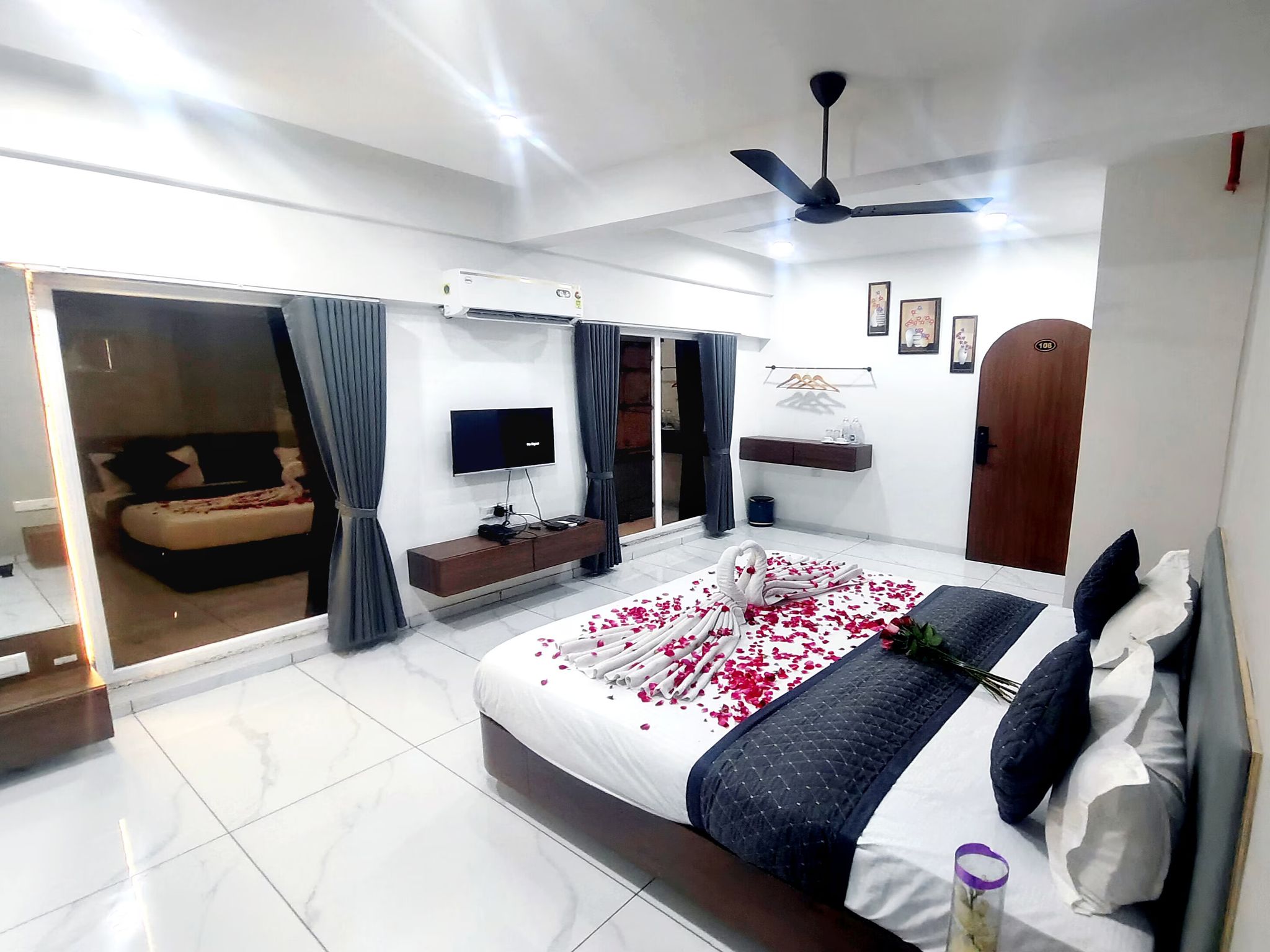 Hotel The Infinity Suits Room