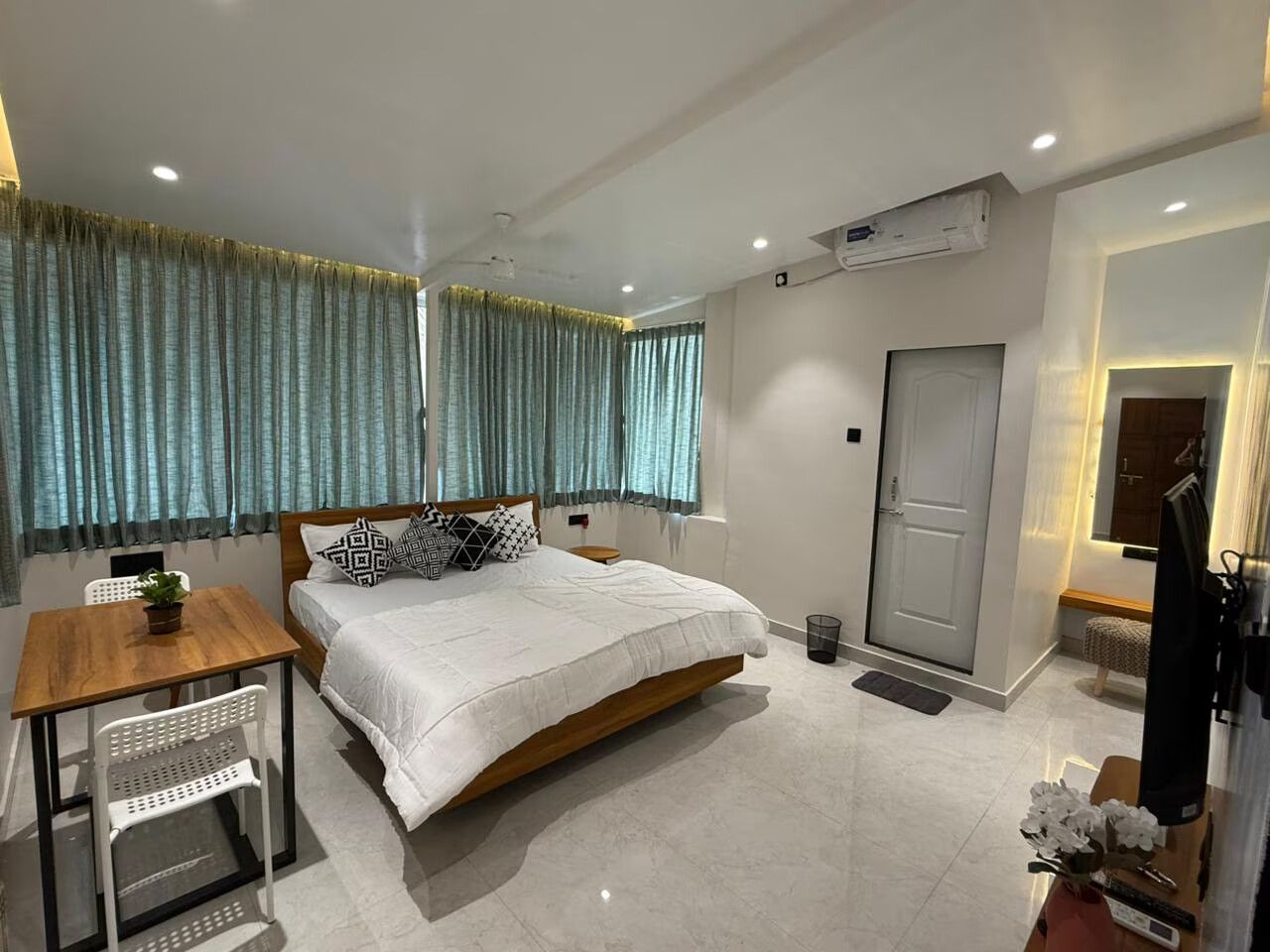 Deluxe cozy couple room