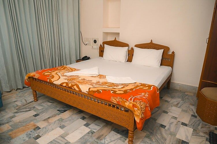 SUPER DELUXE AC ROOM