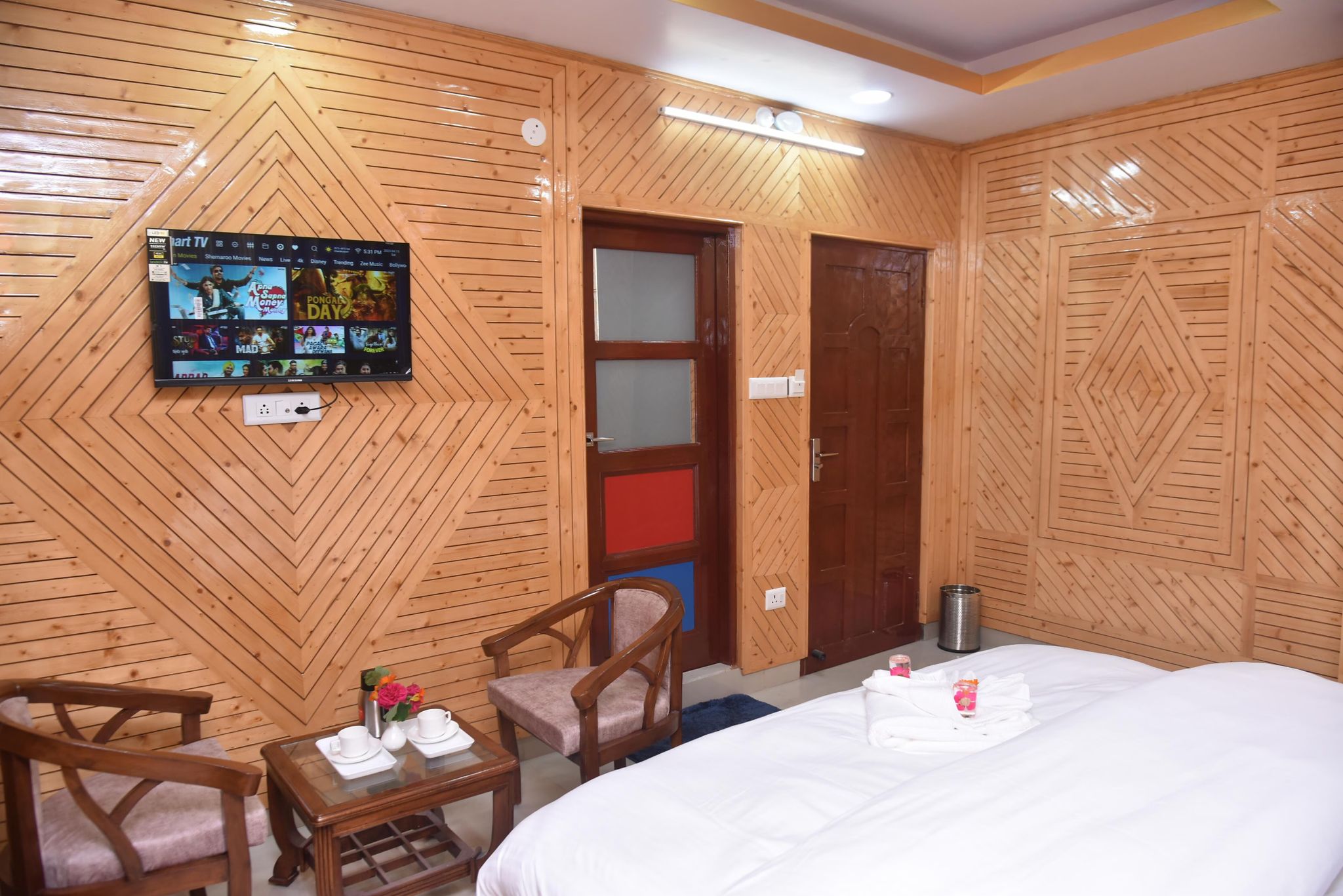 Sarahan Holiday Inn Deluxe Room 6