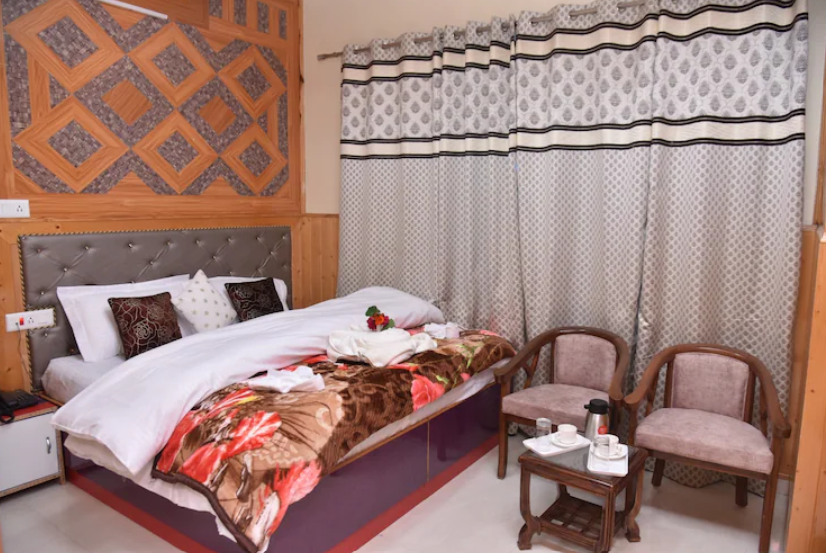 Sarahan Holiday Inn Deluxe Room