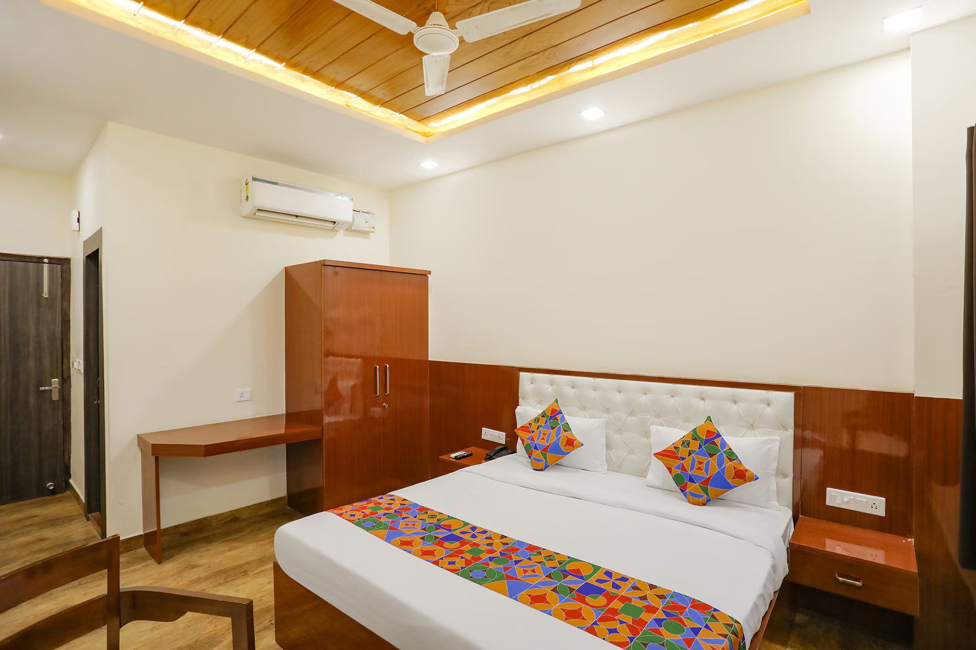 Rrooms Hotel Trijal Inn Premium Room