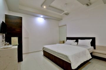 Sai Hotel, Navsari Deluxe Room 	 3