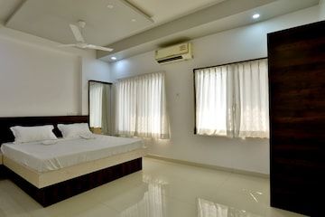 Sai Hotel, Navsari Deluxe Room 	 4