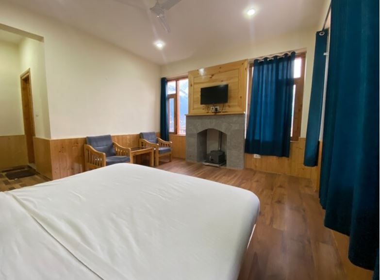 Premium Suite With Balcony And Fireplace