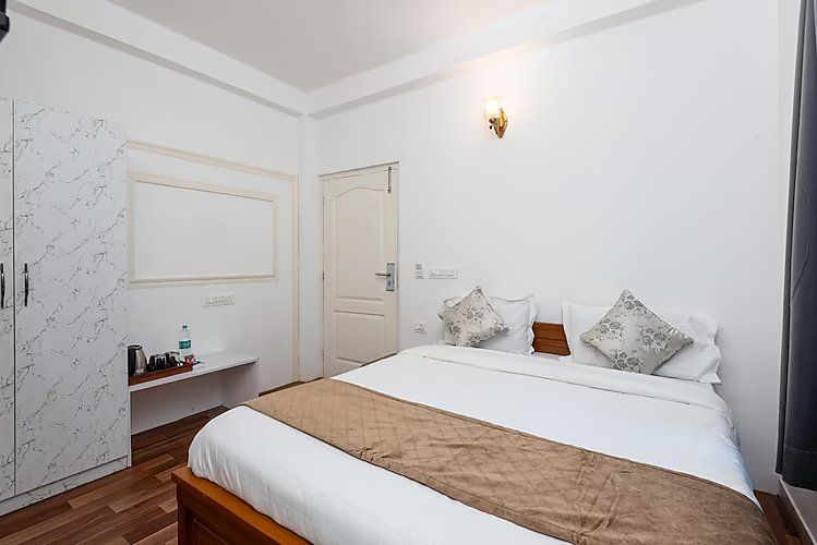 The Ridge By Royal Stays Deluxe Room with Common Balcony 4