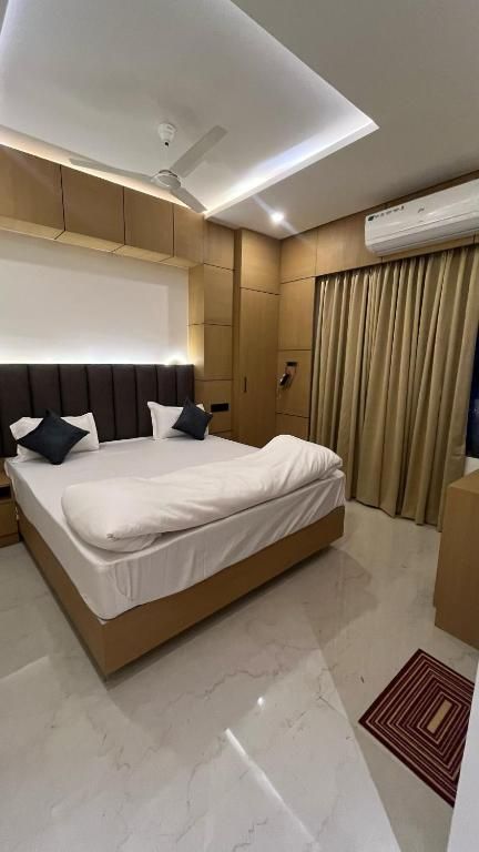 DELUXE ROOMS