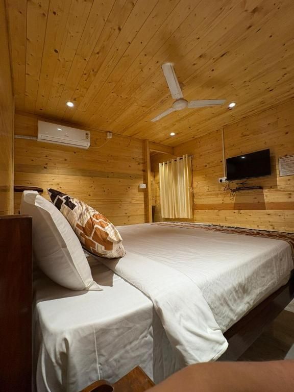 Georgies Wooden Stay Double Room with Pool View