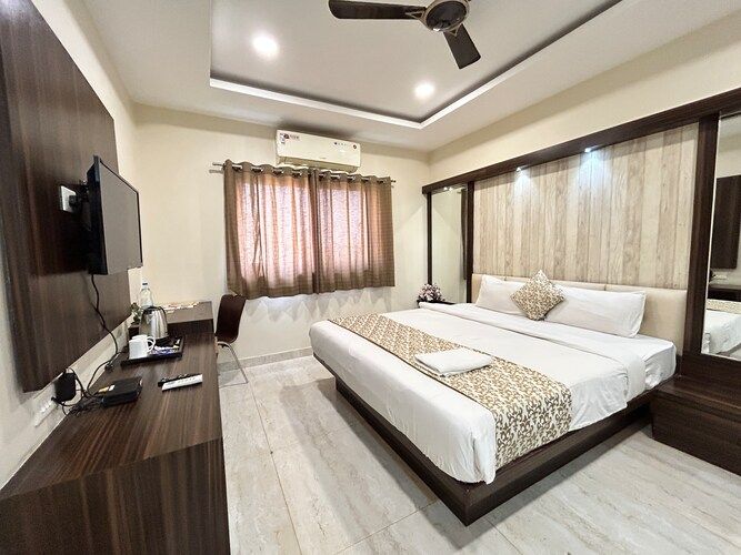 HOTEL SHIVGANGA COMFORT ZONE Deluxe King Room 4