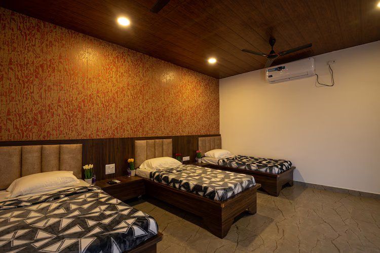 Deluxe Garden View (Triple Sharing)