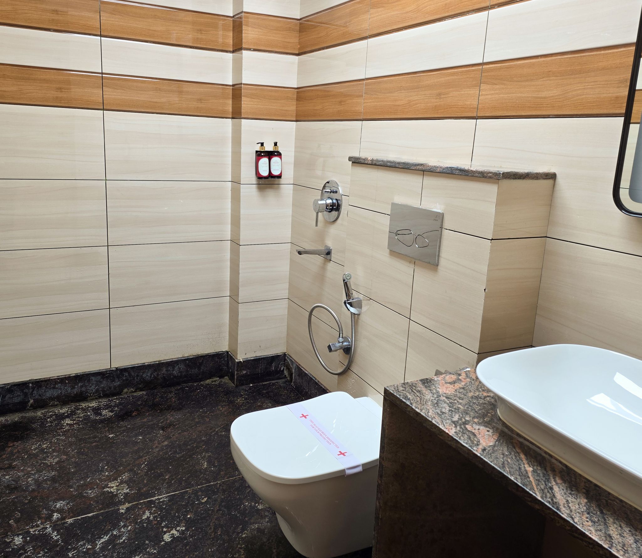 Hotel Vaishno Regal Super Deluxe Room with King Size Bed 10