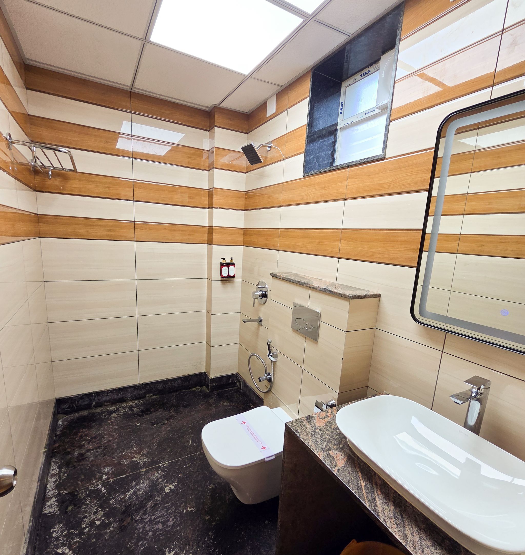 Hotel Vaishno Regal Super Deluxe Room with King Size Bed 16