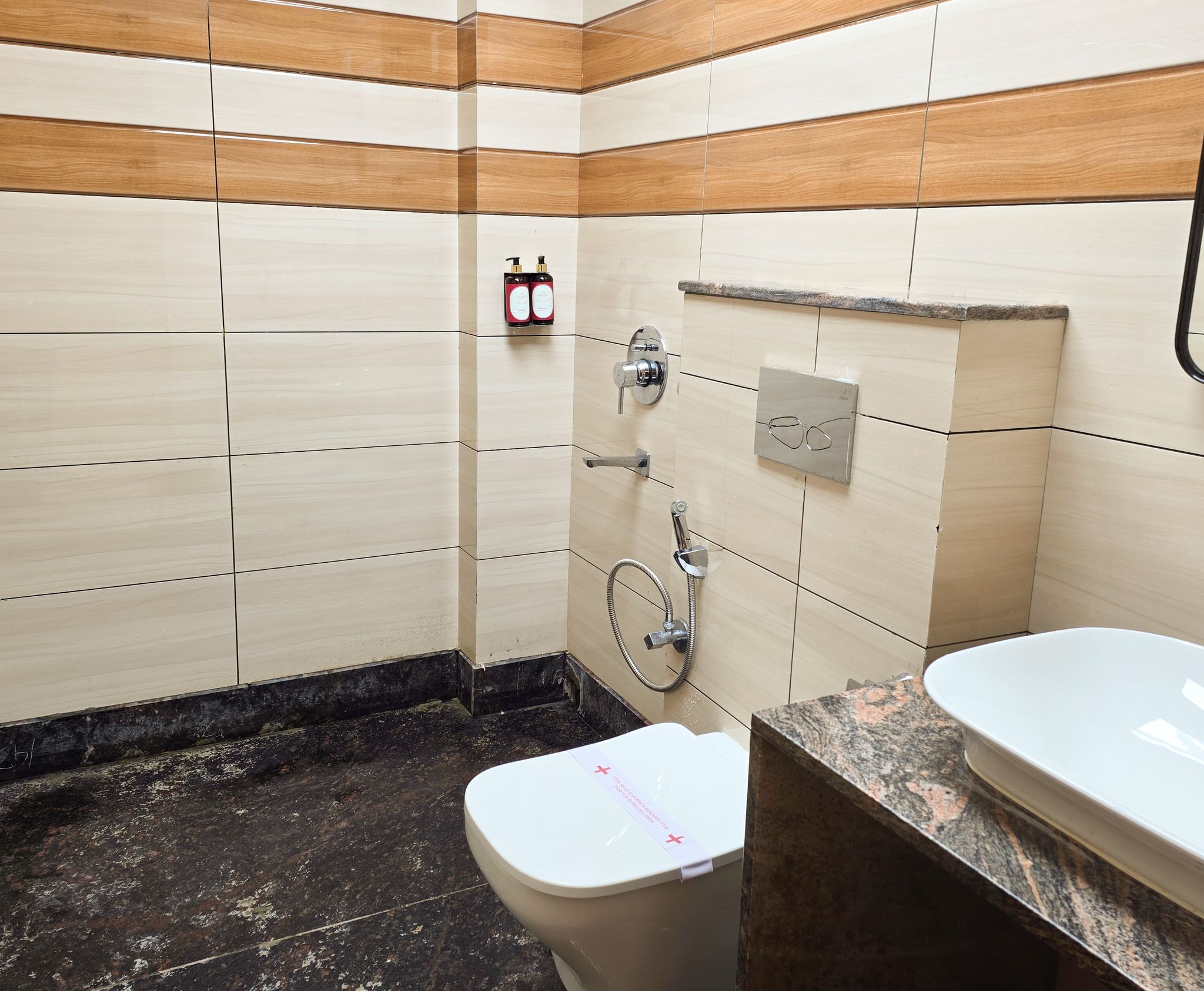 Hotel Vaishno Regal Super Deluxe Room with King Size Bed 4