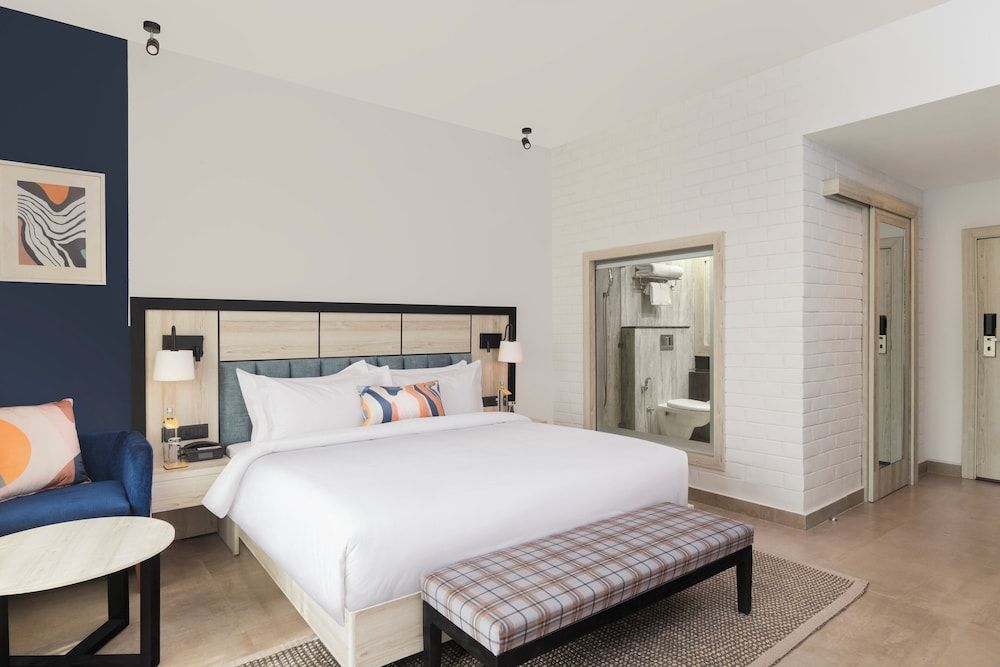 Grand Room, 1 King Bed, Courtyard View