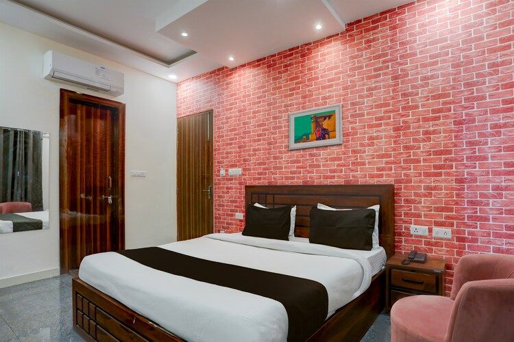 Hotel Aastha Shree Dham Deluxe Room with Balcony 3
