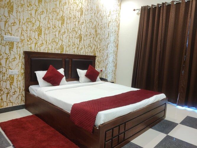 Hotel Aastha Shree Dham Deluxe Room with Balcony 5