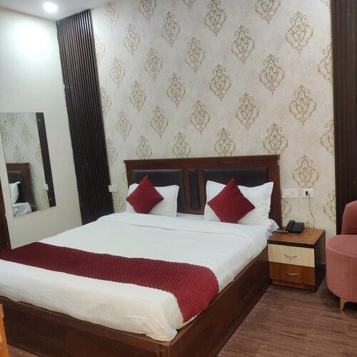 Hotel Aastha Shree Dham Deluxe Room with Balcony 2