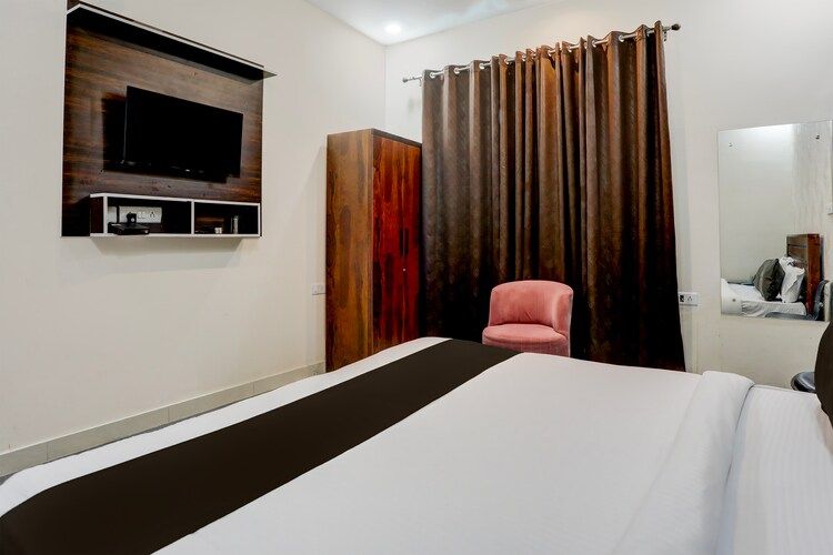 Hotel Aastha Shree Dham Deluxe Room with Balcony 7