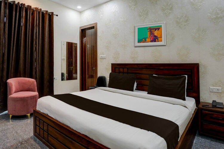 Hotel Aastha Shree Dham Deluxe Room with Balcony 4