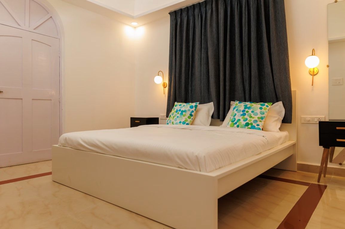 4 bedroom, 5 mins from the beach with rooftop bar 4 Bedroom, 5 Mins from the Beach with Rooftop Bar