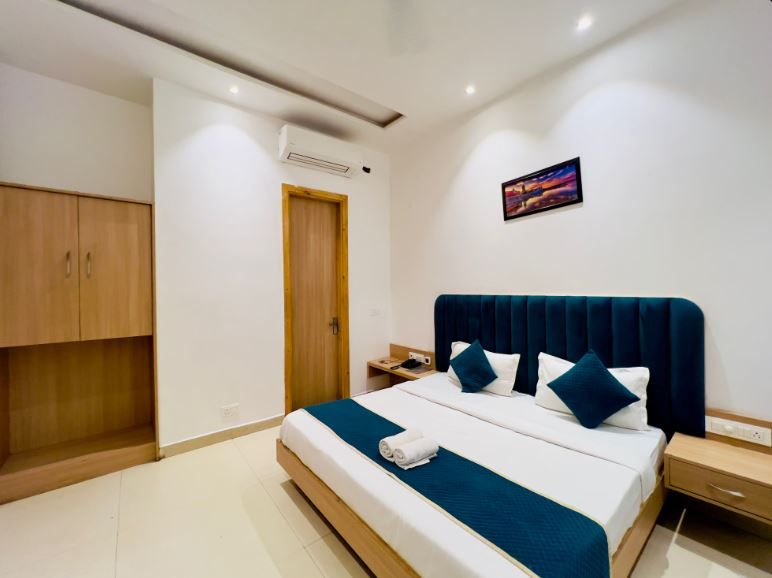 Hotel SS Royal Deluxe Room 5