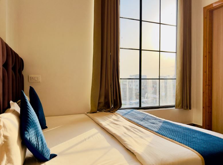 Hotel SS Royal Deluxe Room 2