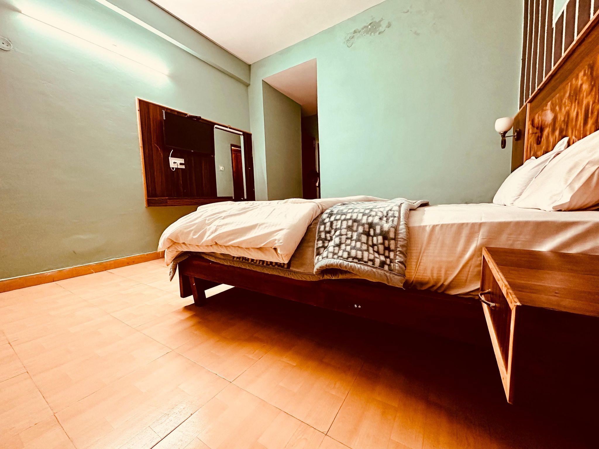  Hotel Daulat Deluxe Room 2