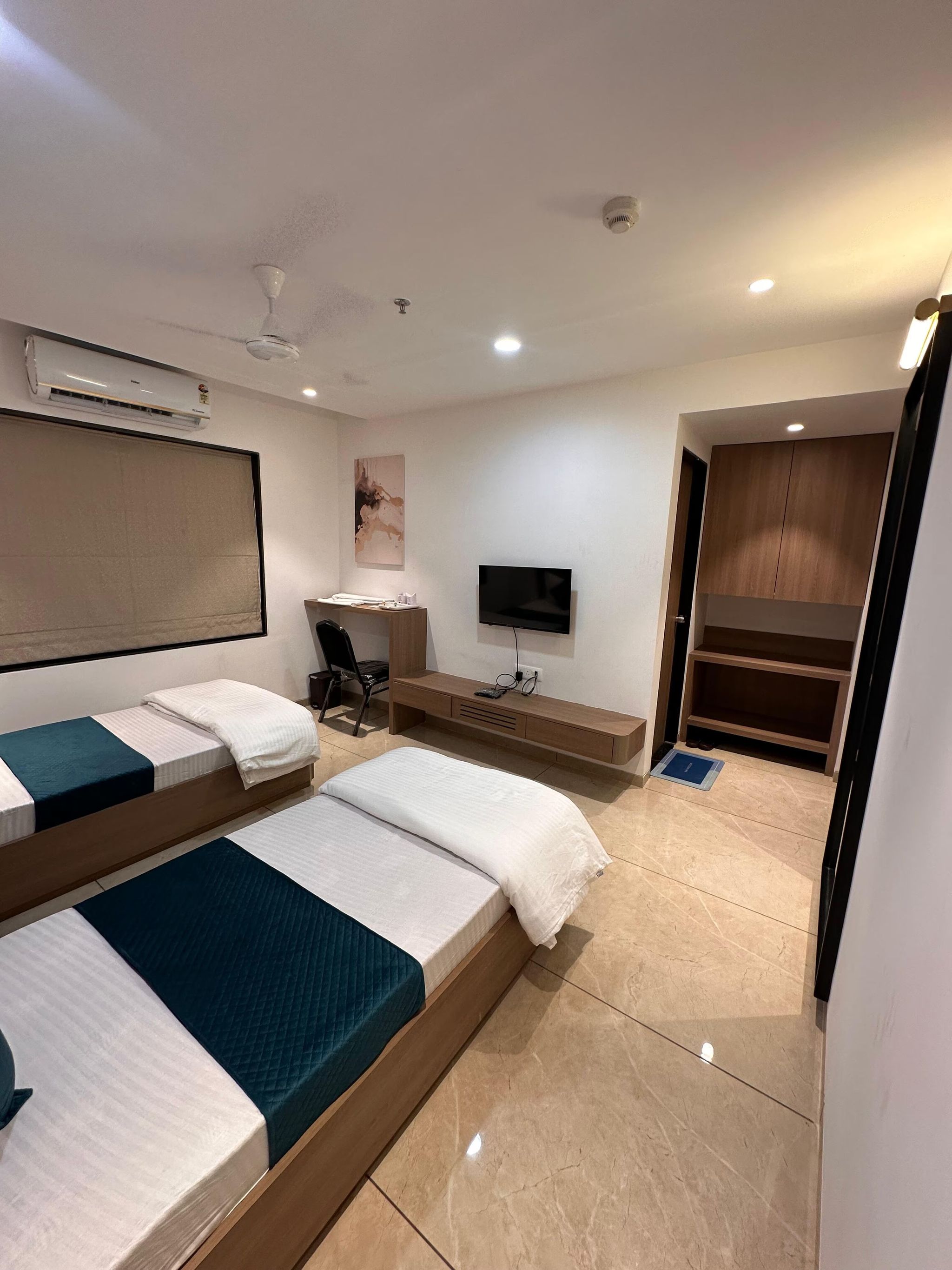 Hotel Royal Bloom - Bardoli Royal Room	 2