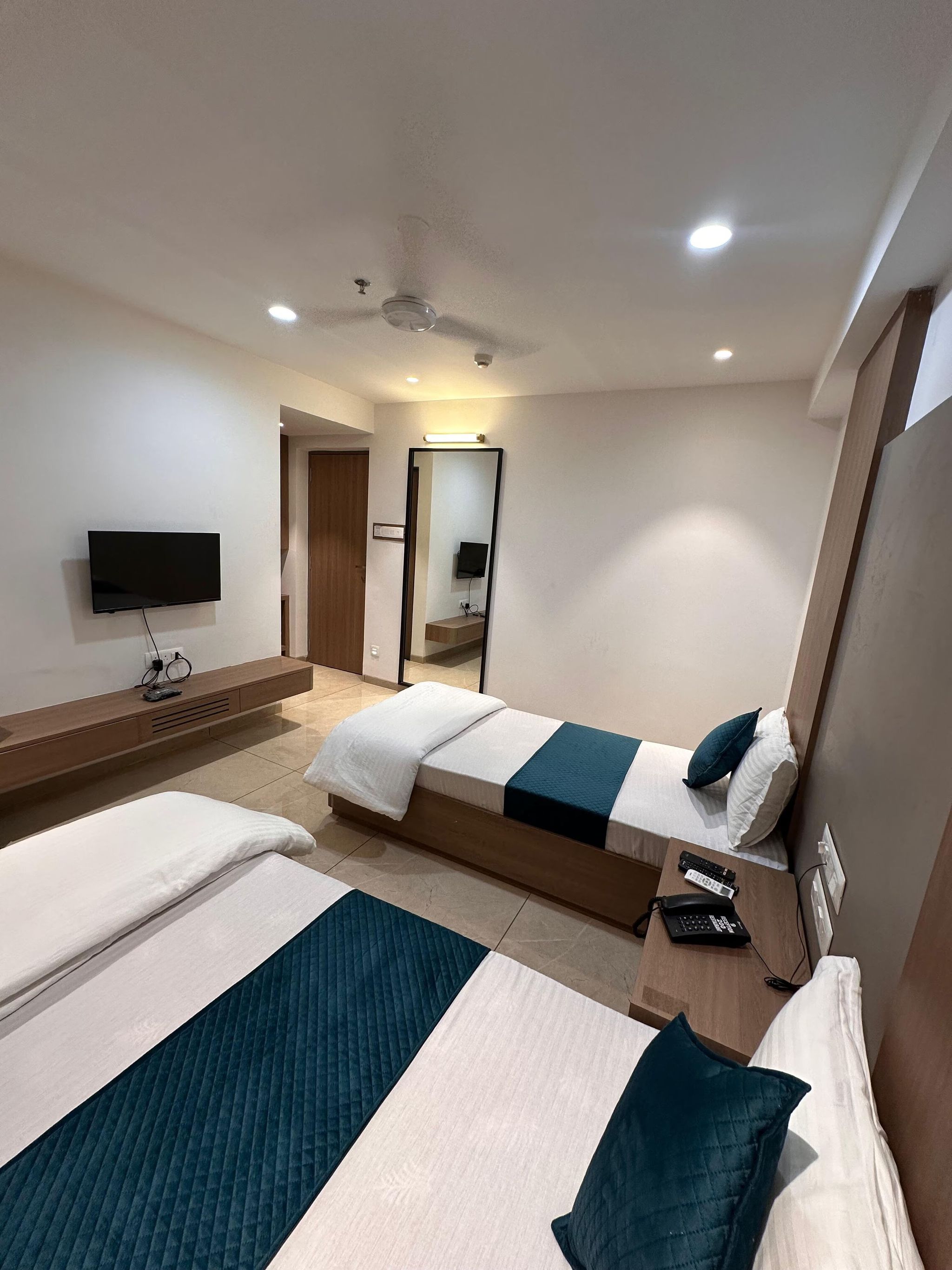 Hotel Royal Bloom - Bardoli Royal Room	 3