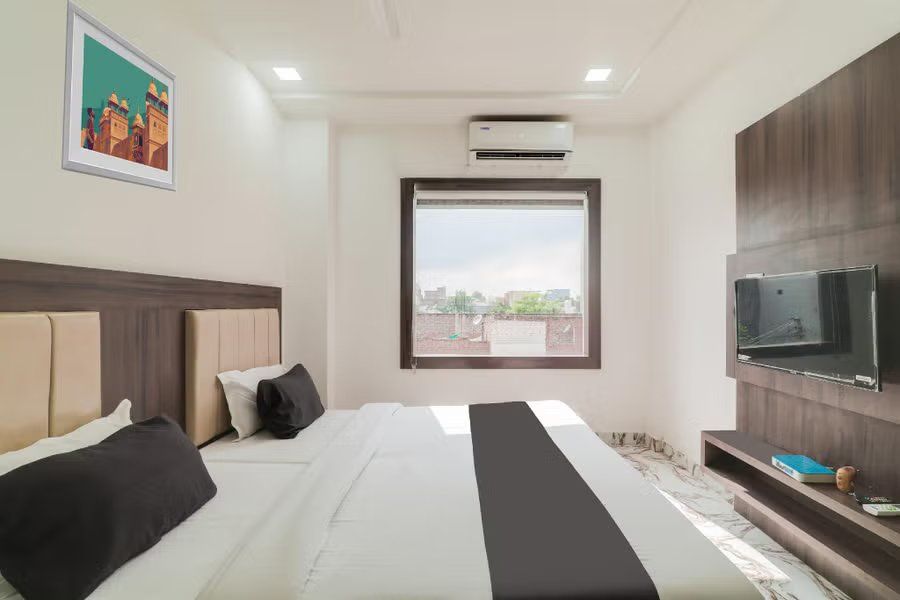 Mahaveer Palace Deluxe Room 2