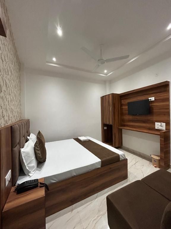 HOTEL RS INN Deluxe Room with free parking 5