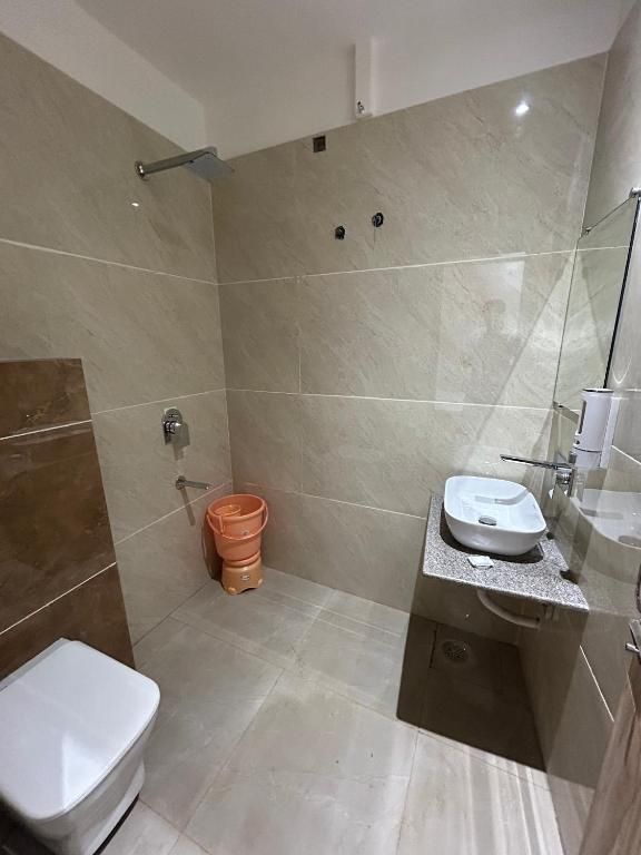 HOTEL RS INN Deluxe Room with free parking 7