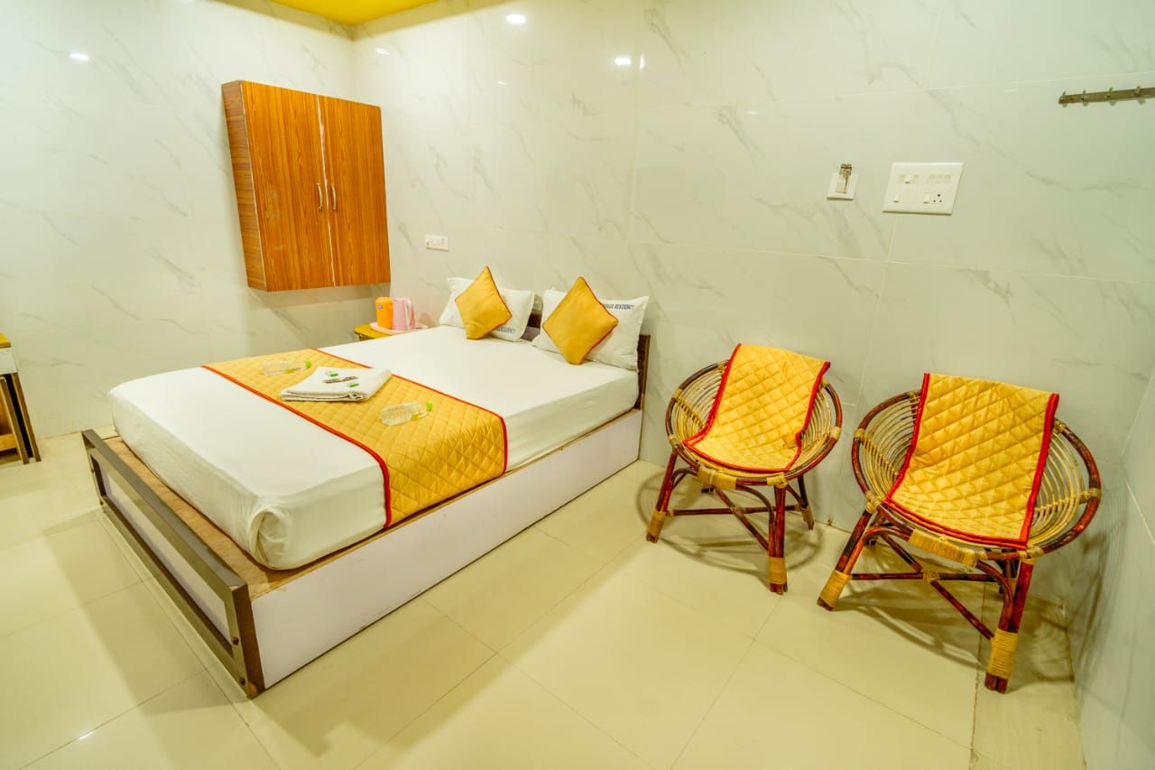 DELUXE DOUBLE BED  AC (2 ADULTS + 1 CHILD )