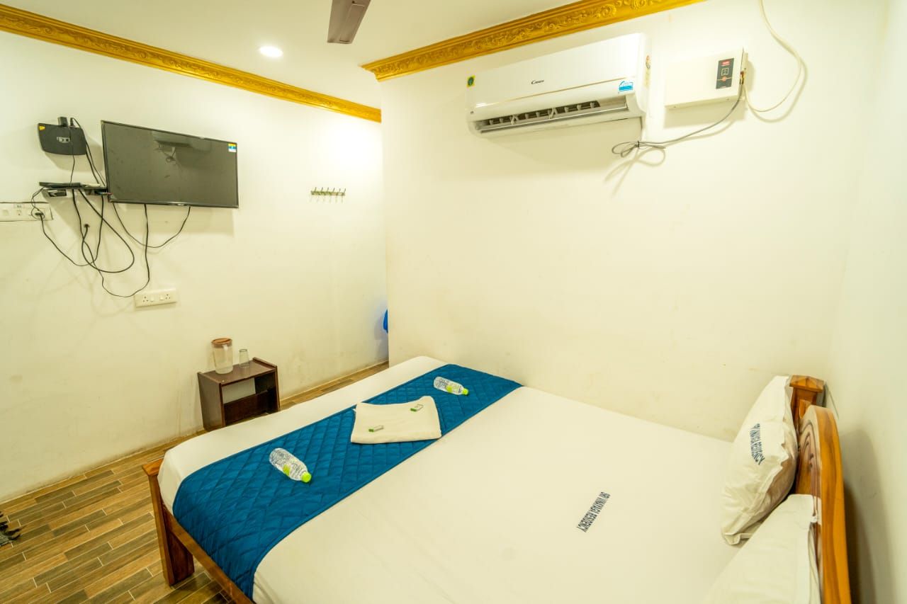 DELUXE DOUBLE BED  AC (2 ADULTS + 1 CHILD )