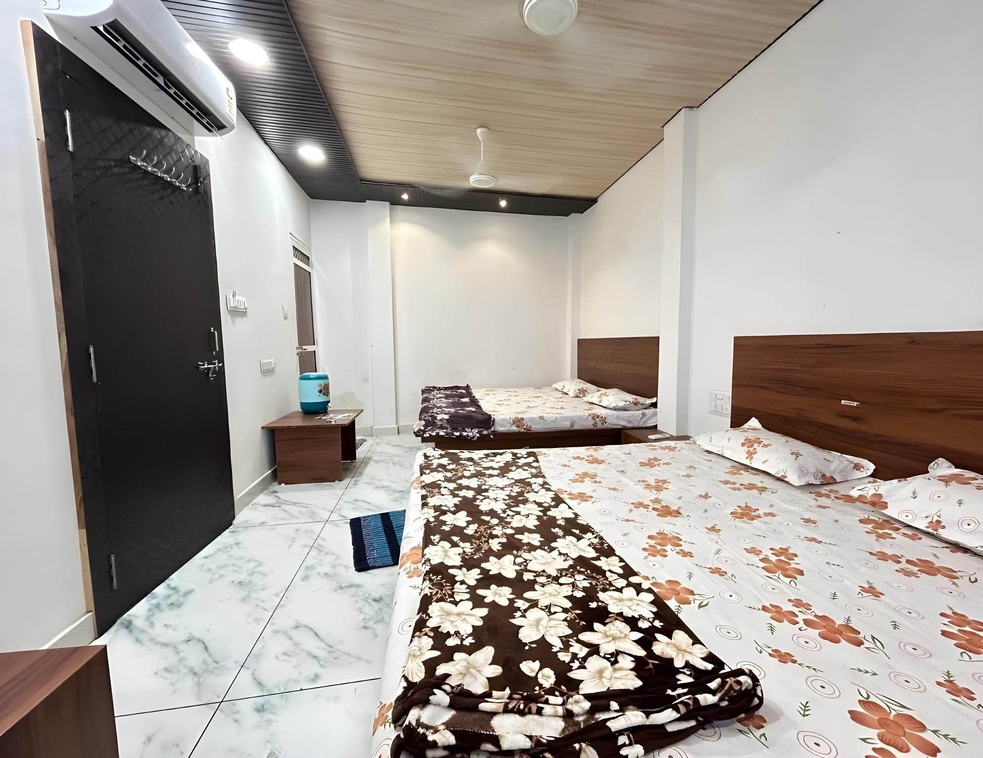 Hotel shree Sidhi vinayak Family Room