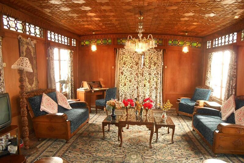 Jacqueline houseboat