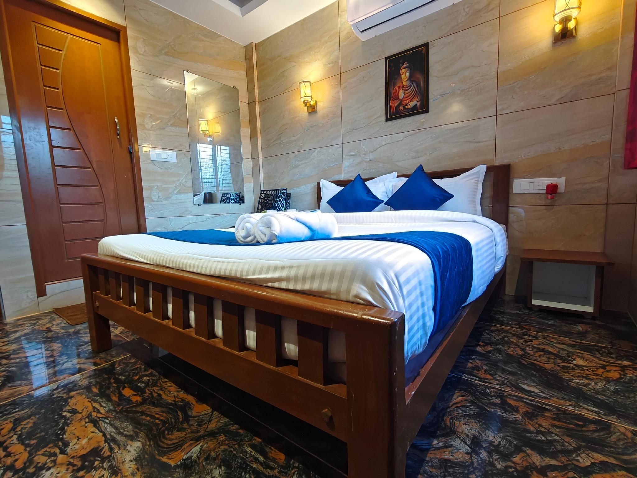 PV Towers Queen Room