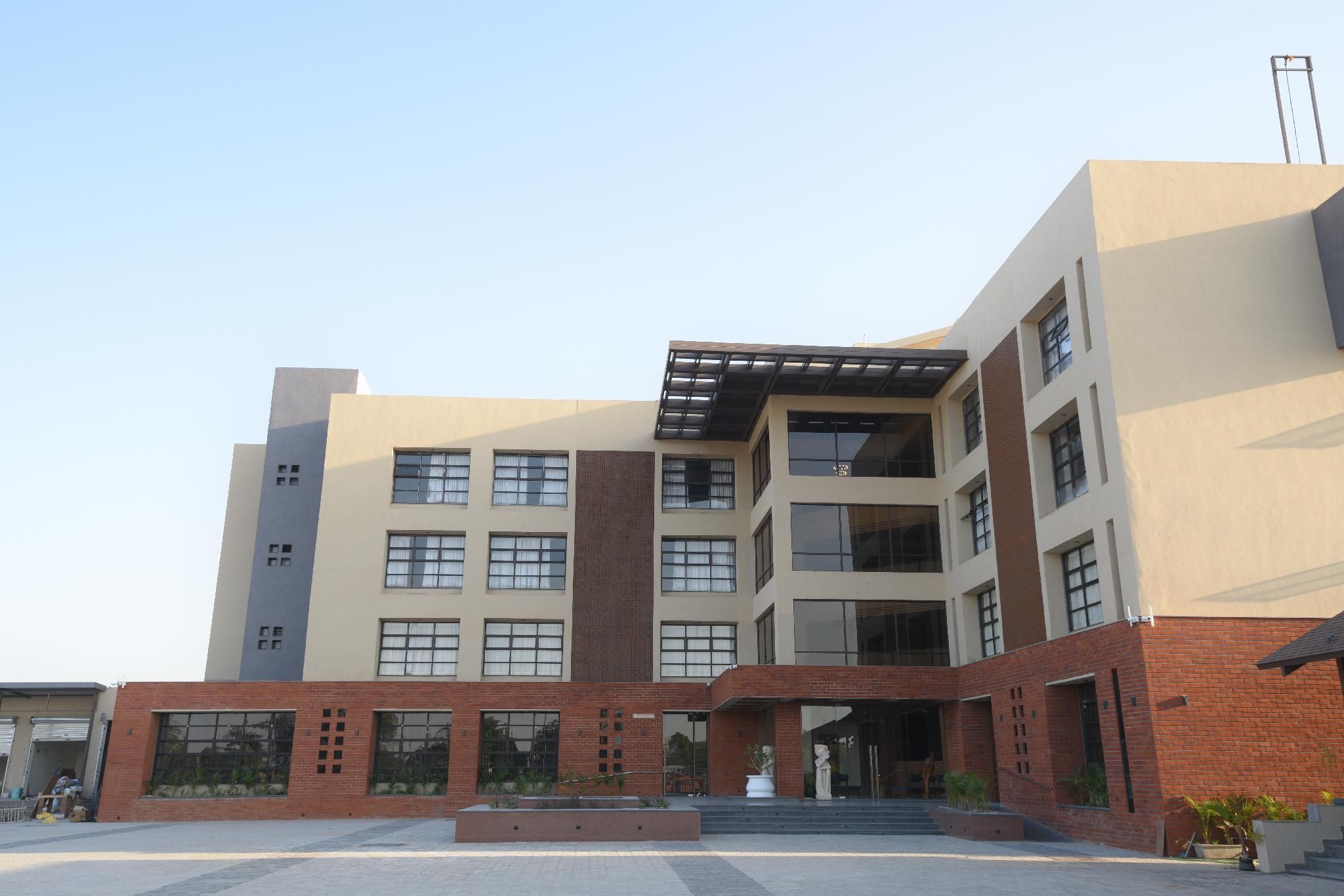 Hotel The Pramukh by Shivalaya Darshanam