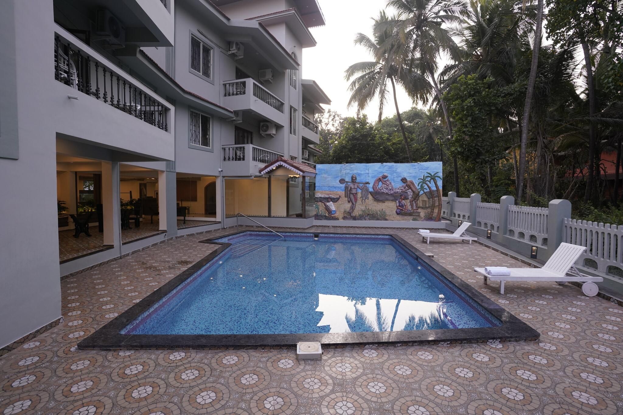 Swimming pool [outdoor]